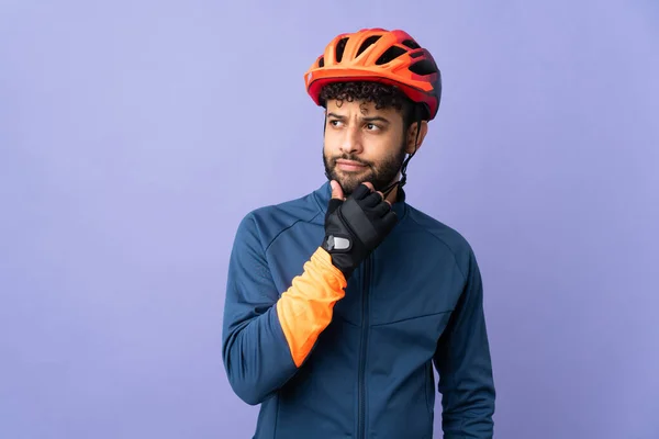 Joven Ciclista Marroquí Aislado Sobre Fondo Púrpura Mirando Hacia Arriba — Foto de Stock