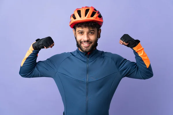 Young Moroccan Cyclist Man Isolated Purple Background Doing Strong Gesture — Foto de Stock