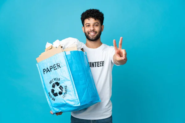 Joven Marroquí Sosteniendo Una Bolsa Reciclaje Llena Papel Para Reciclar —  Fotos de Stock