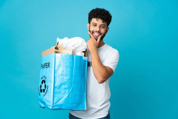 Junger Marokkanischer Mann Hält Eine Recyclingtüte Voller Papier Zum Recyceln — Stockfoto