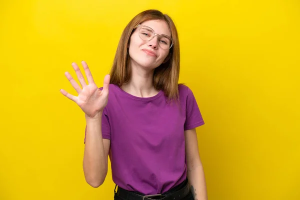 Νεαρή Αγγλίδα Γυναίκα Απομονωμένη Κίτρινο Φόντο Μετρώντας Πέντε Δάχτυλα — Φωτογραφία Αρχείου