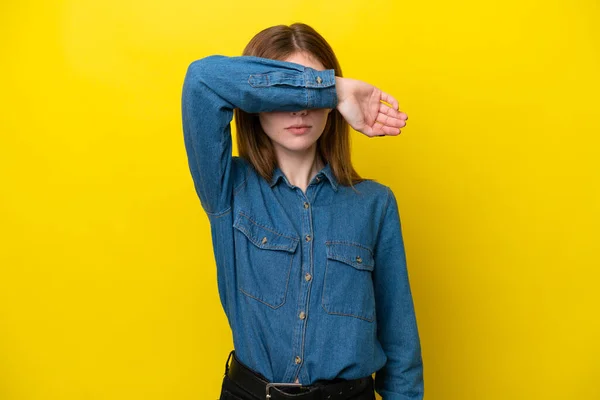 Jovem Inglesa Isolada Sobre Fundo Amarelo Cobrindo Olhos Por Mãos — Fotografia de Stock