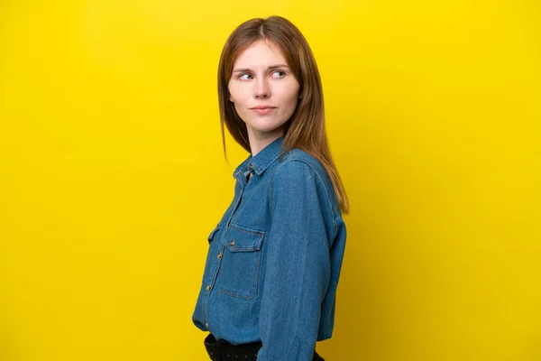 Junge Engländerin Isoliert Auf Gelbem Hintergrund Porträt — Stockfoto