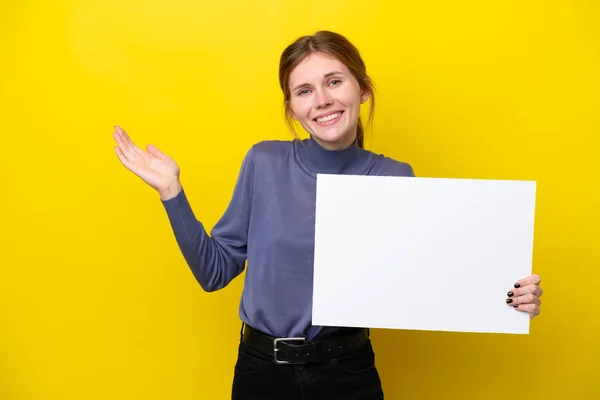 Junge Engländerin Auf Gelbem Hintergrund Hält Ein Leeres Plakat Mit — Stockfoto