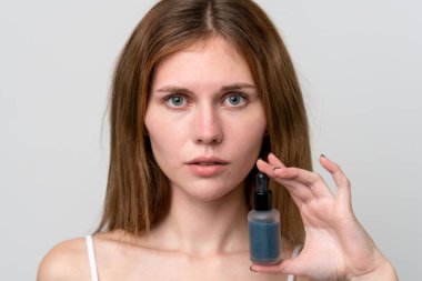 Serum tutan genç bir İngiliz kadın. Portreyi kapat