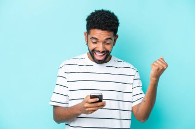 Mavi arka planda kalan Brezilyalı genç adam şaşırdı ve bir mesaj gönderiyor.