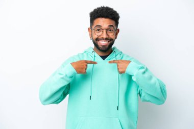 Genç Brezilyalı adam beyaz arka planda izole edilmiş, şaşırmış bir yüz ifadesi var.