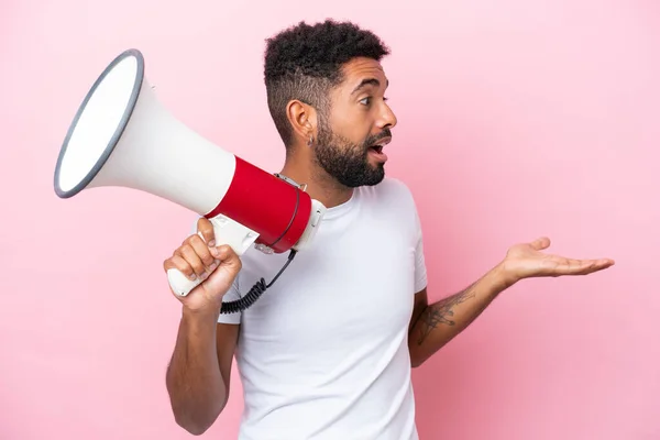 Jovem Brasileiro Isolado Fundo Rosa Segurando Megafone Com Expressão Facial — Fotografia de Stock