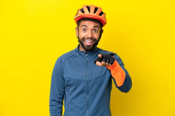 Young Cyclist Brazilian Man Isolated Yellow Background Surprised Pointing Front — Foto de Stock