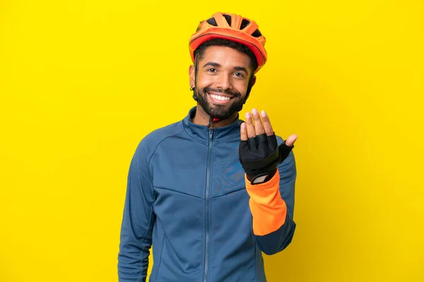 Young Cyclist Brazilian Man Isolated Yellow Background Inviting Come Hand — Foto de Stock