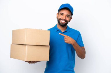 Teslimat yapan Brezilyalı beyaz arka planda izole edilmiş bir adam bir ürün sunmak için kenarı işaret ediyor
