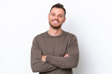 Beyaz arka planda izole genç Brezilyalı adam kollarını ön cephede çapraz tutuyor.