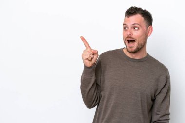 Beyaz arka planda izole edilmiş genç Brezilyalı bir adam parmak kaldırarak çözümü anlamaya çalışıyor.