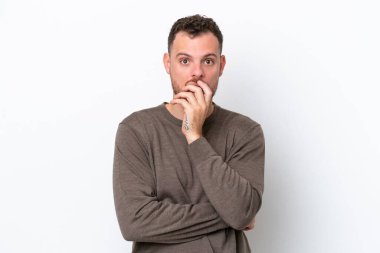 Beyaz arka planda yaşayan Brezilyalı genç adam şaşırdı ve şaşırdı.