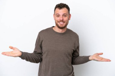 Genç Brezilyalı bir adam beyaz arka planda izole edilmiş şüpheleri var.