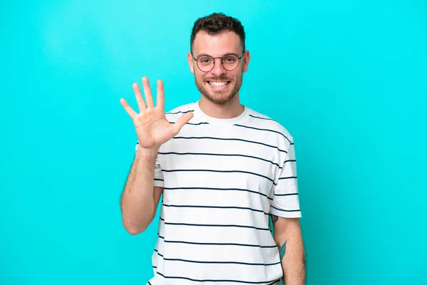 Mladý Brazilský Muž Izolovaný Modrém Pozadí Počítání Pět Prsty — Stock fotografie