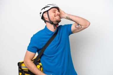 Beyaz arka planda izole edilmiş termal sırt çantalı genç Brezilyalı bir adam bir şey fark etti ve çözüme niyetlendi.