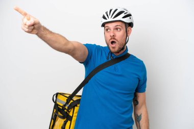 Termal sırt çantalı genç Brezilyalı adam beyaz arka planda izole edilmiş.