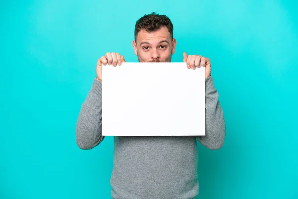 Jovem Brasileiro Segurando Cartaz Vazio Isolado Fundo Azul Segurando Cartaz — Fotografia de Stock