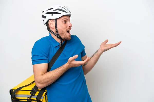 Junger Brasilianer Mit Thermorucksack Isoliert Auf Weißem Hintergrund Mit Überraschendem — Stockfoto