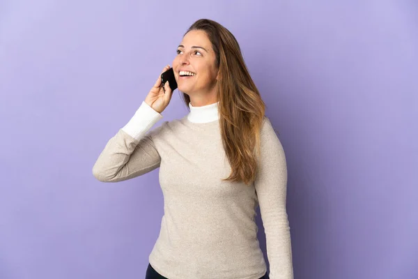 Middle Age Brazilian Woman Isolated Purple Background Keeping Conversation Mobile — Fotografia de Stock