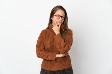 Orta yaşlı Brezilyalı bir kadın beyaz arka planda izole edilmiş, kuşkuları var.