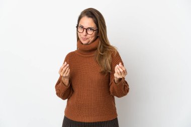 Orta yaşlı Brezilyalı bir kadın beyaz arka planda izole edilmiş para hareketi yapıyor ama mahvolmuş.