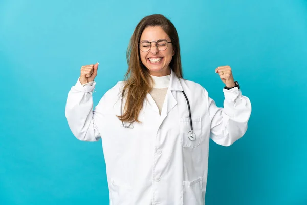 Middle Age Brazilian Doctor Woman Isolated Blue Background Doing Strong — Fotografia de Stock