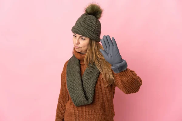Mulher Meia Idade Com Chapéu Inverno Isolado Fundo Rosa Fazendo — Fotografia de Stock