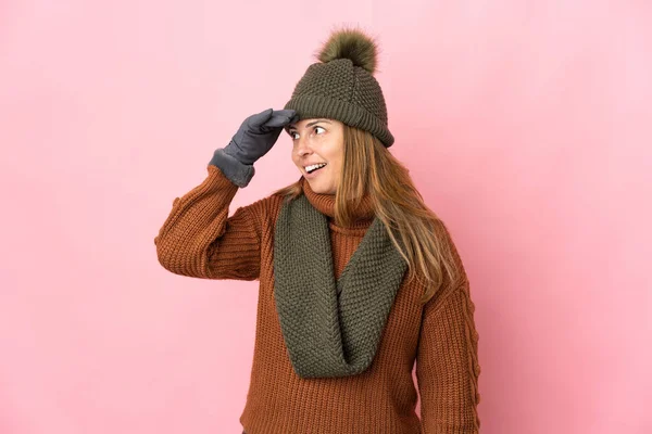 Mulher Meia Idade Com Chapéu Inverno Isolado Fundo Rosa Fazendo — Fotografia de Stock