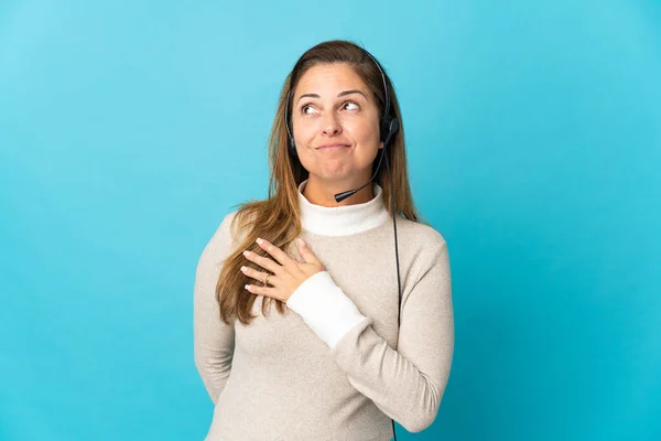 Jovem Telemarketer Mulher Sobre Isolado Azul Fundo Olhando Para Cima — Fotografia de Stock