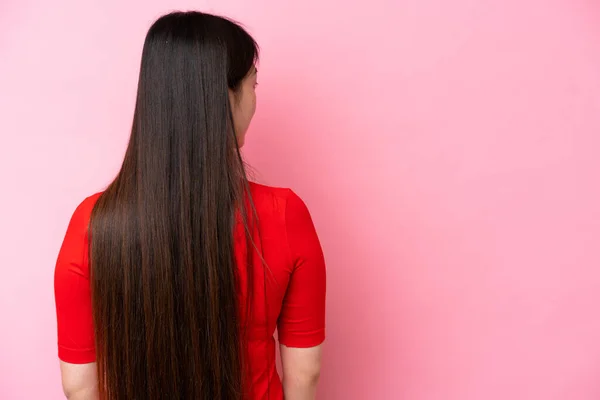 Молода Китайка Ізольована Рожевому Фоні Задньому Положенні Дивиться Збоку — стокове фото