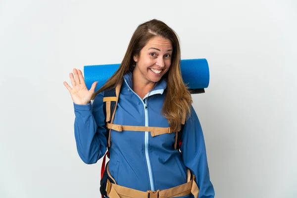 Mujer Montañista Mediana Edad Con Una Gran Mochila Sobre Fondo — Foto de Stock