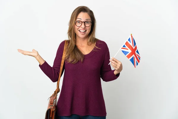 Бразильська Жінка Середнього Віку Тримає Прапор Великої Британії Ізольований Білому — стокове фото