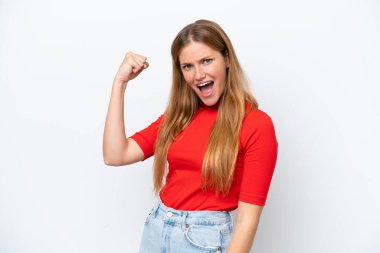 Beyaz arka planda izole edilmiş beyaz bir kadın zaferi kutluyor.