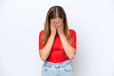 Beyaz arka planda izole edilmiş, yorgun ve hasta bir yüzü olan beyaz bir kadın.