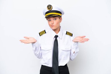 Beyaz arka planda izole edilmiş beyaz uçaklı beyaz kadın el kaldırırken kuşkuları var.