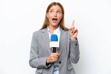 Beyaz arka planda izole edilmiş beyaz TV sunucusu genç kadın bir fikri işaret ederek