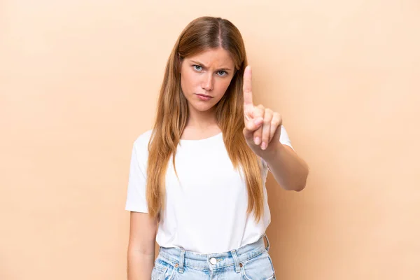 Mujer Joven Caucásica Aislada Sobre Fondo Beige Contando Una Con — Foto de Stock