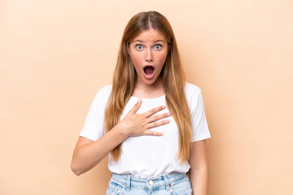 Jonge Kaukasische Vrouw Geïsoleerd Beige Achtergrond Verrast Geschokt Terwijl Zoek — Stockfoto