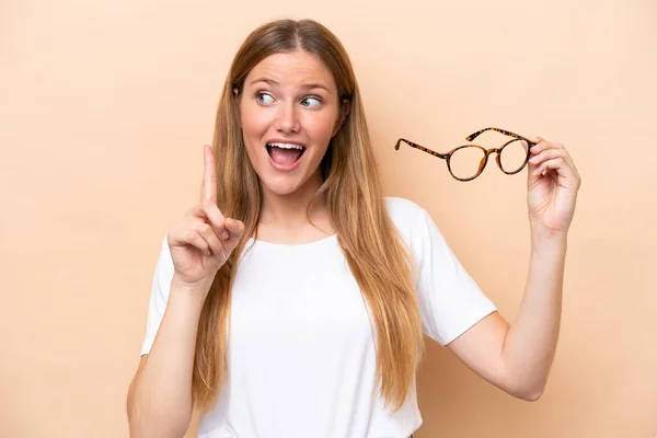 Young Pretty Blonde Woman Glasses Isolated Beige Background Intending Realizes — Stockfoto