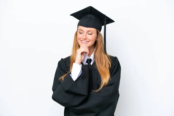 Νεαρή Απόφοιτος Πανεπιστημίου Καυκάσια Γυναίκα Απομονωμένη Λευκό Φόντο Κοιτάζοντας Στο — Φωτογραφία Αρχείου