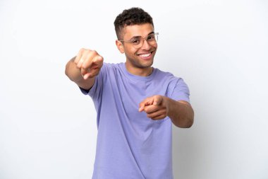 Beyaz arka planda izole edilmiş, mutlu bir ifadeyle öne bakan beyaz Brezilyalı genç adam.