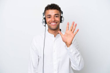 Tele pazarlamacı Brezilyalı beyaz arka planda izole edilmiş kulaklıkla çalışan beş parmaklı bir adam.