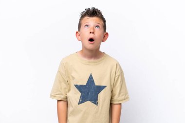 Beyaz arka planda izole edilmiş küçük beyaz çocuk yukarı bakıyor ve şaşırmış bir ifadeyle