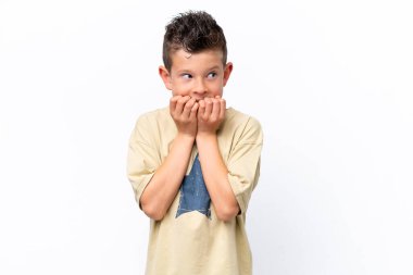Beyaz arka planda izole edilmiş küçük beyaz çocuk gergin ve korkmuş bir şekilde elleriyle suni teneffüs yapıyor.