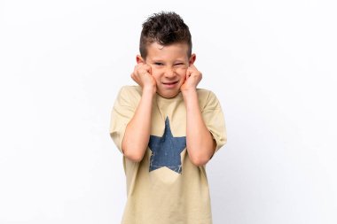 Beyaz arka planda izole edilmiş küçük beyaz çocuk hayal kırıklığına uğramış ve kulaklarını kapatmış.