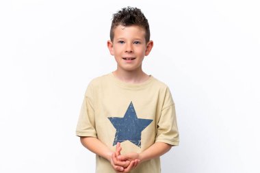 Beyaz arka planda izole edilmiş küçük beyaz çocuk gülüyor.