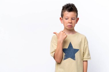 Beyaz arka planda izole edilmiş küçük beyaz çocuk mutsuzdu ve kenarı gösteriyordu.