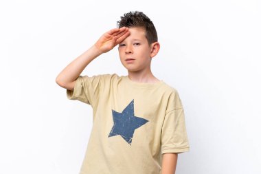 Beyaz arka planda izole edilmiş, yorgun ve hasta bir yüzü olan beyaz bir çocuk.